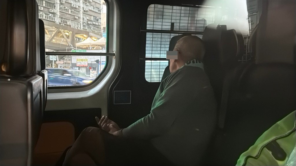 貨車司機登上警車接受調查。