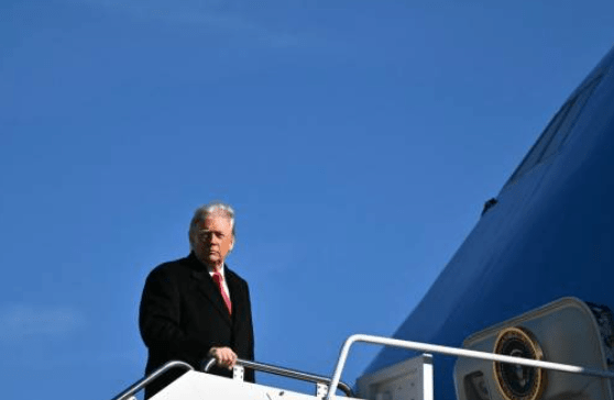 美國總統特朗普於周二（13日）透過社交平台發出強硬動員令，公開呼籲伊朗示威者接管政府機構，又稱美軍的救援快到。