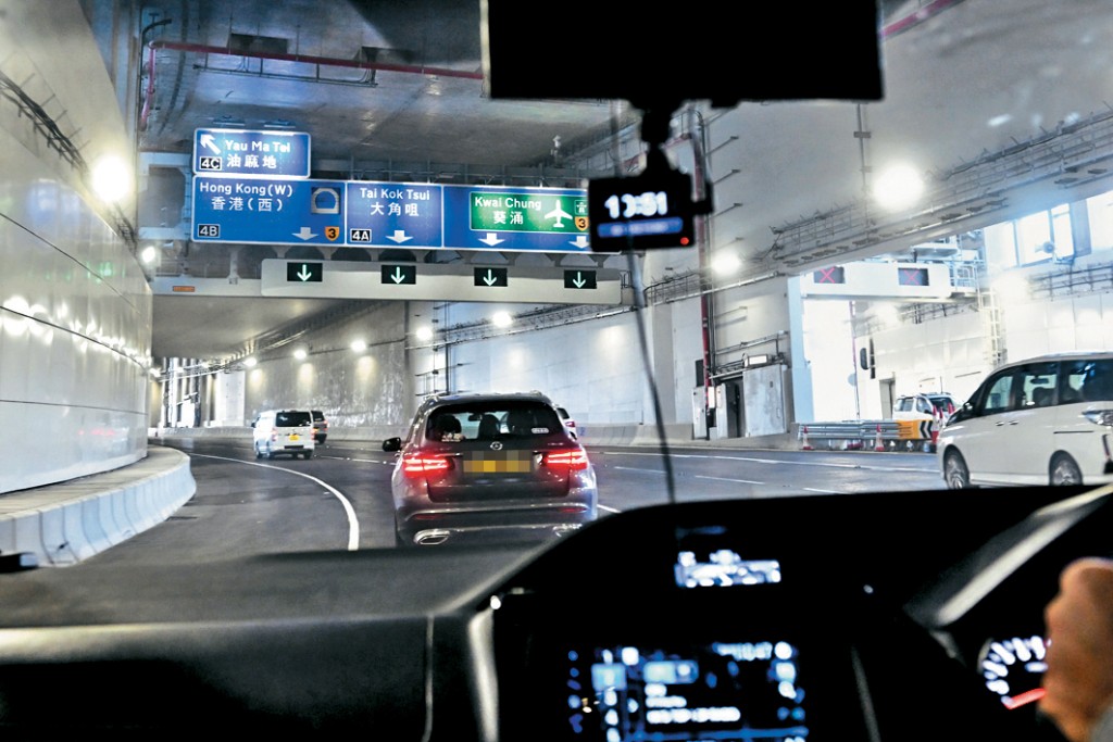 隧道內車流順暢，以私家車為主。