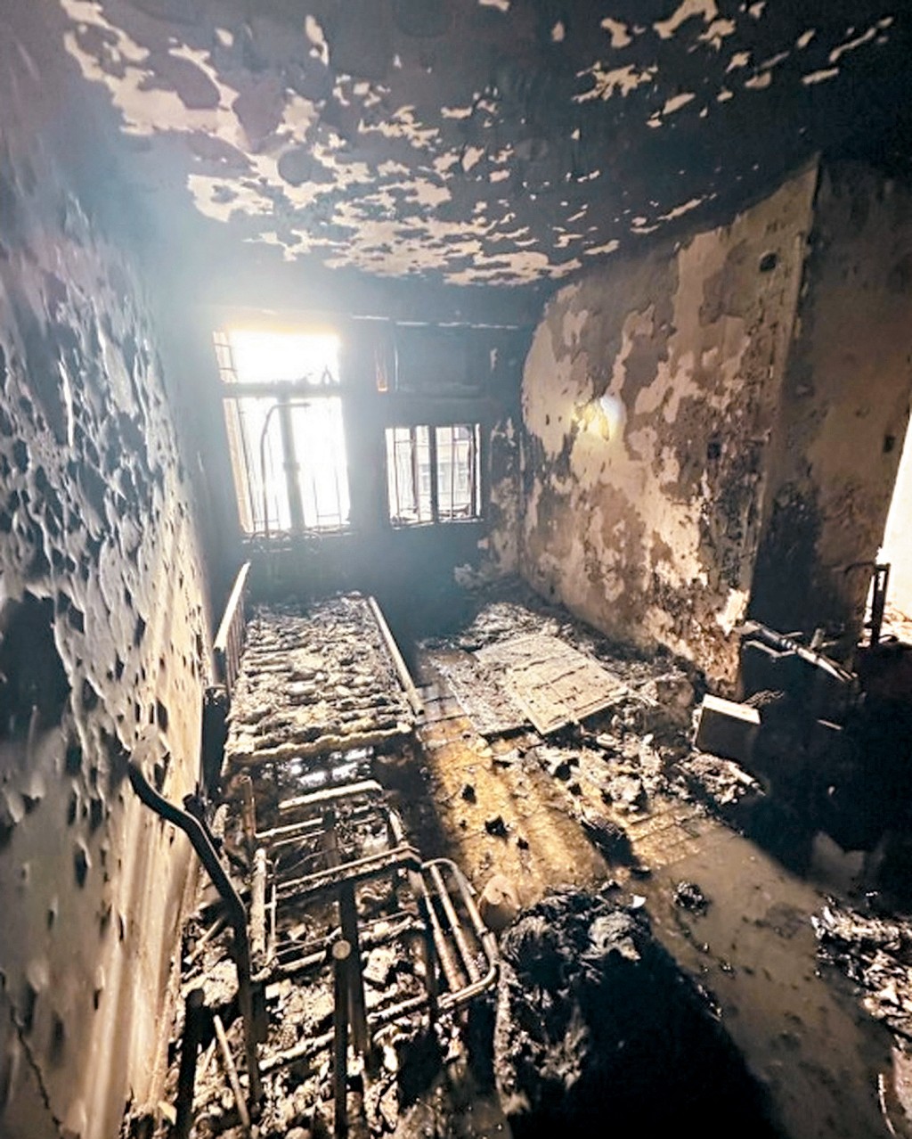 大埔宏福苑大火撲滅後，部分單位的圖片於網上流傳，可見屋內滿目瘡痍。 