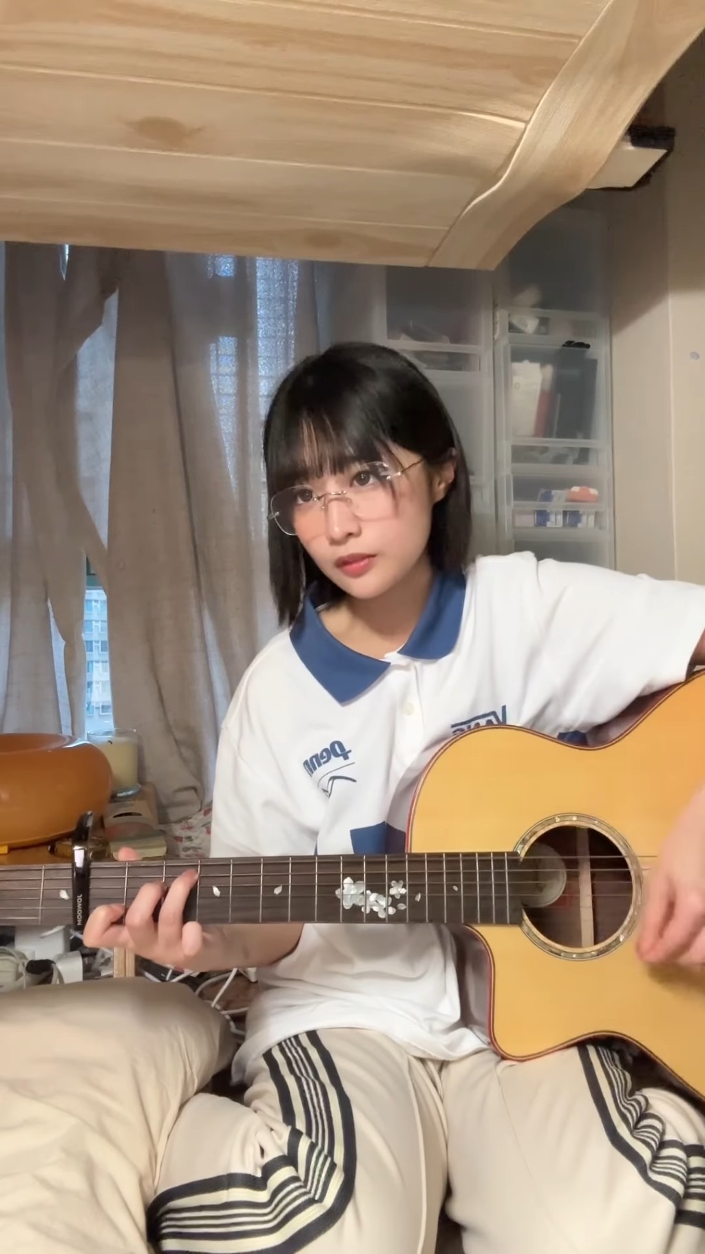 Sica何洛瑶识弹结他。