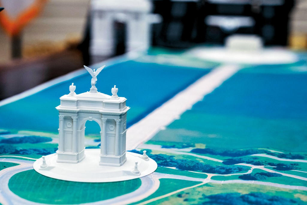 特朗普去年10月在白宮的辦公桌展示「獨立拱門」的模型。