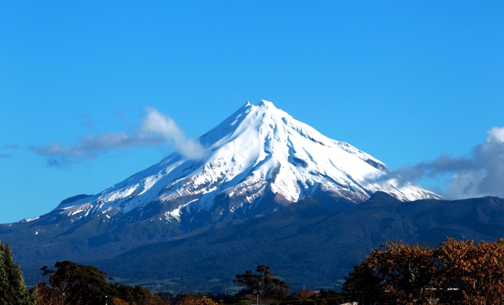 塔拉納基山（Mount Taranaki ）從1月30日起，被法律賦予人格而成為「人」，擁有與人類相同的所有權利，不再歸紐西蘭政府所有。路透社