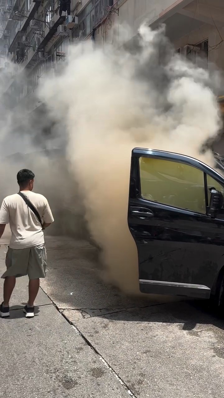 有人上前拉開車門通風排煙。FB「Ashfaq Khokhar」片段截圖