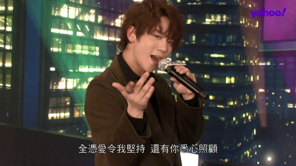 姜涛即场演唱《蒙著嘴说爱你》。