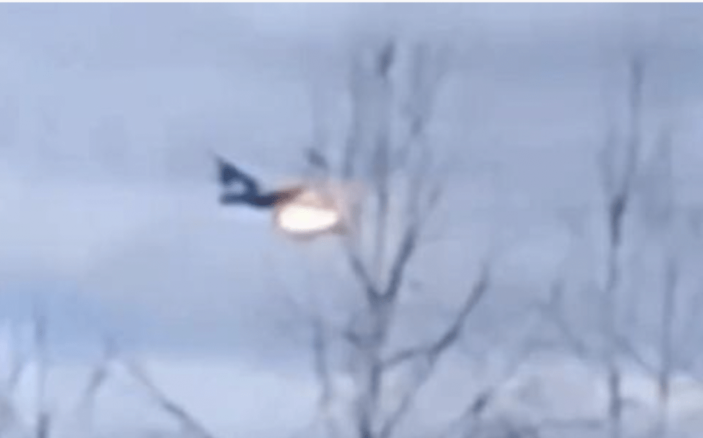 另一段网上影片，亦疑似拍到飞机出事一刻。