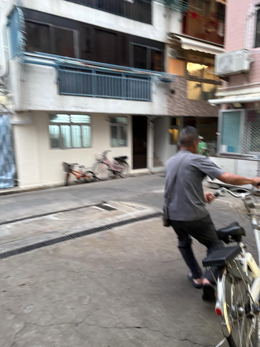 第三及第四張相，男子已跑到樓梯底的巷子，奔向一輛預先停泊的單車，動作顯得非常倉皇。（圖片：000headache＠Threads）