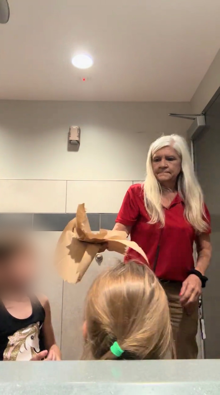加油站女职员还递纸巾给女孩们擦手。 TikTok@tylerbrodsky2