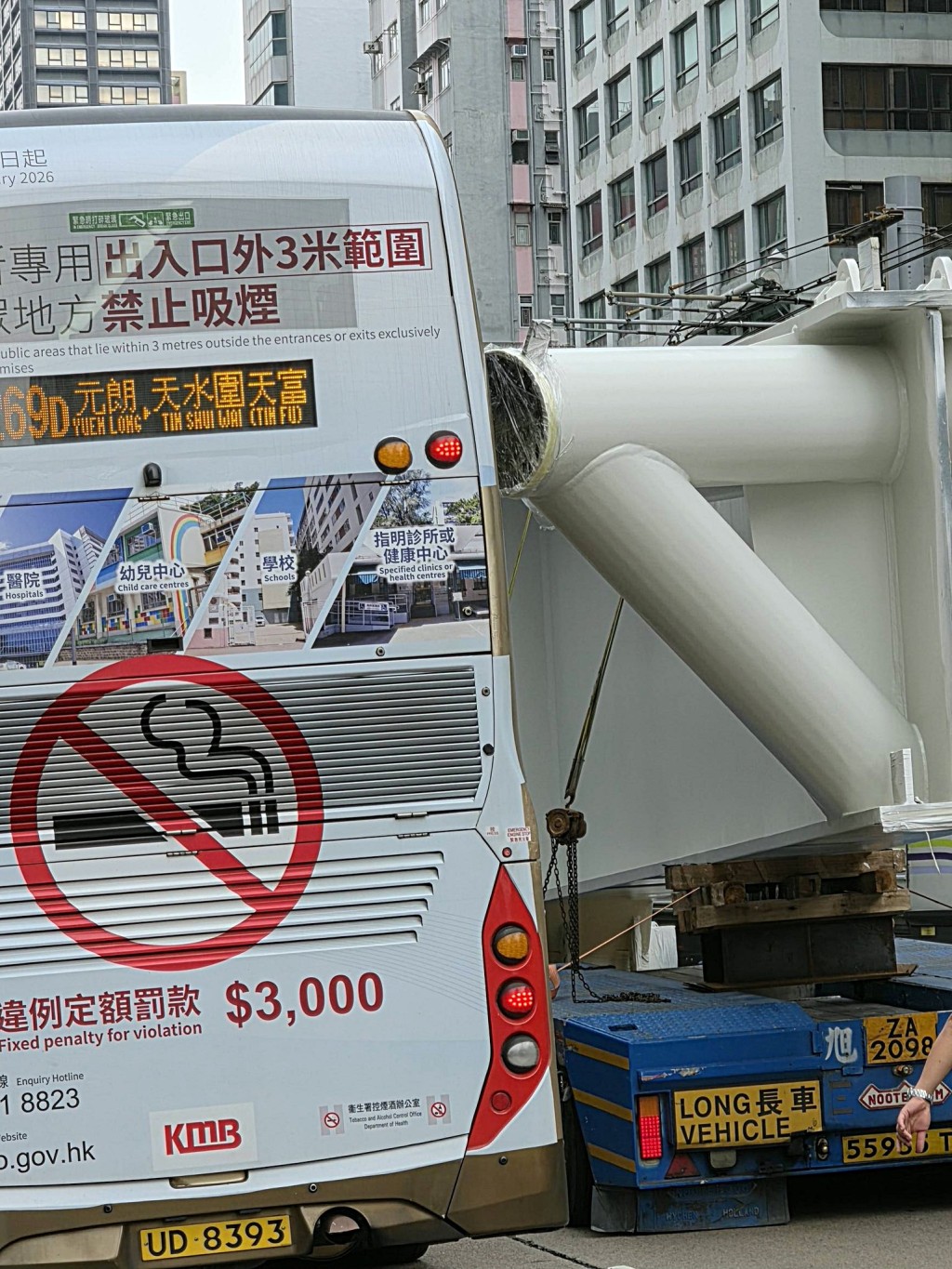 拖頭工程組撞及九巴。fb:香港交通事故報料專區 拖頭工程組撞及九巴。fb:香港交通事故報料專區