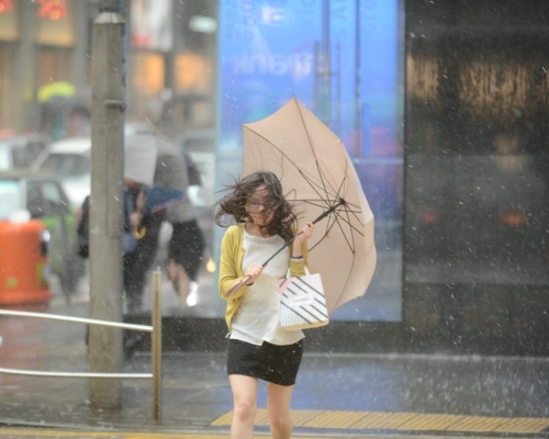市面風雨交加。