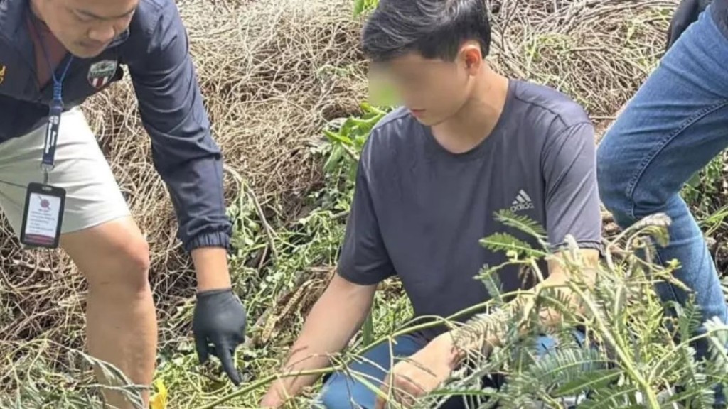 警方帶疑兇到現場重組案情。微博＠新浪
