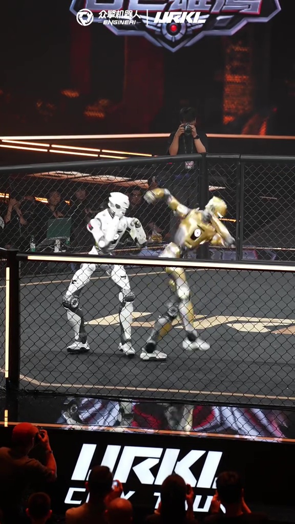 機械人MMA近日上海舉行，機械人施展迴旋踢。 抖音