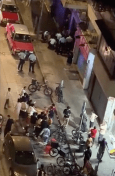 根據網上流傳的影片顯示,事發時多名警員將一名男子撳倒在行人路地上。 根據網上流傳的影片顯示,事發時多名警員將一名男子撳倒在行人路地上。