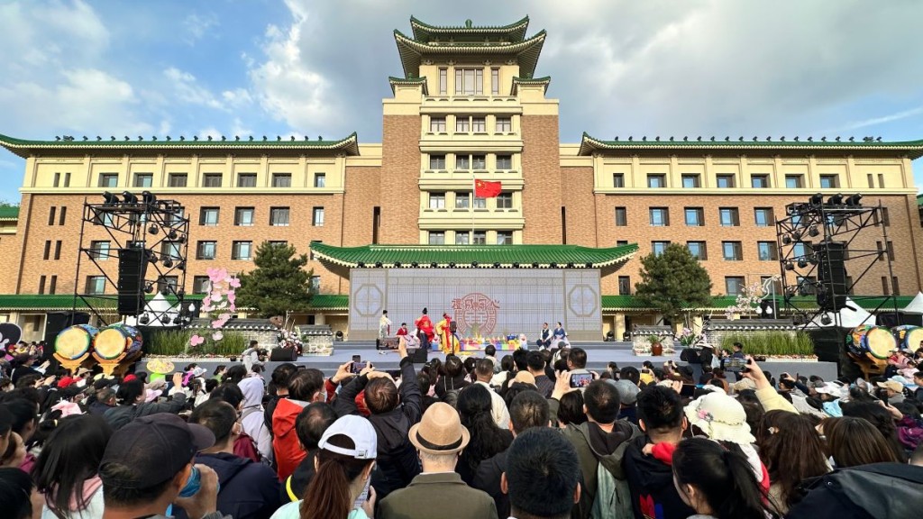 长春市委指，全市经济发展面临前所未有困难和挑战。中新社