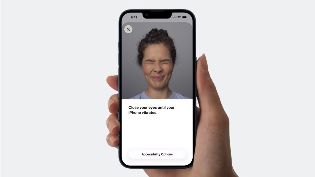 拍照時要轉成一系列動作，例如眨眼。 Apple
