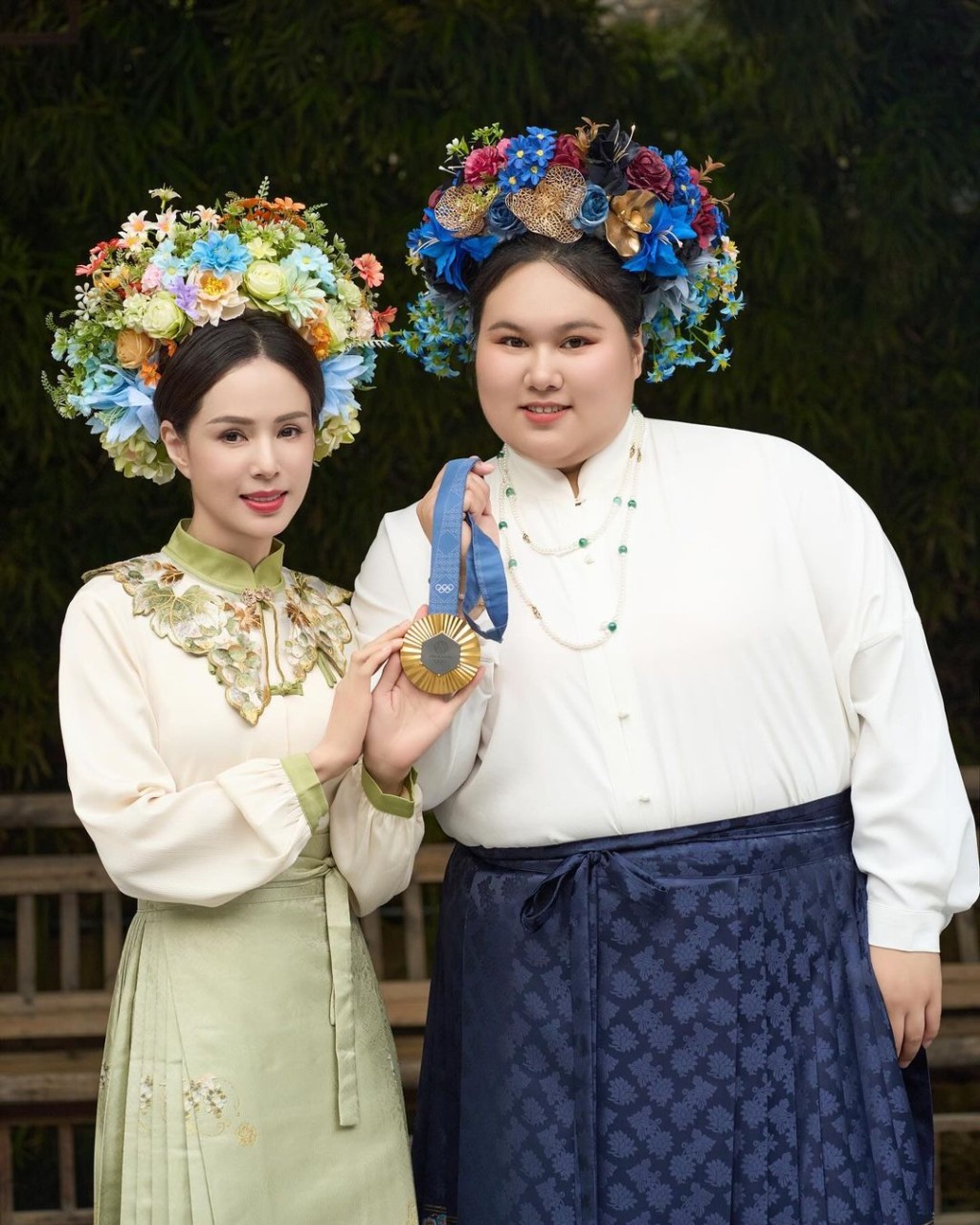 李若彤與李雯雯在涼亭裡擺出不同甫士影合照，一起高舉奧運金牌，又用指尖輕輕觸碰對方鼻頭，「姑姪」倆感情相當要好。