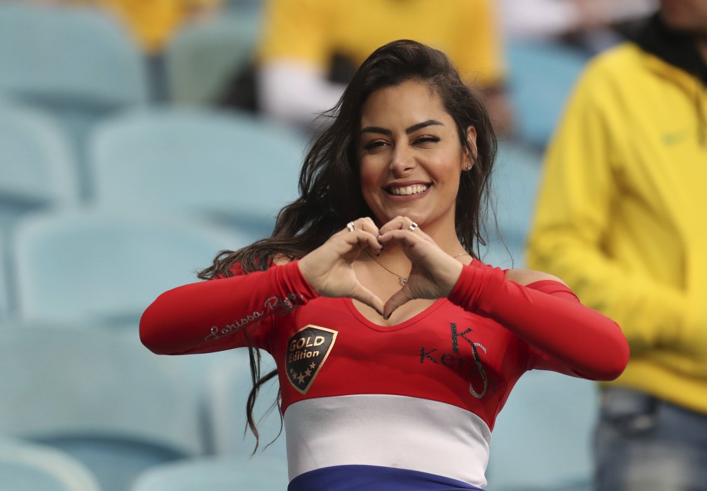 女球迷烈姬美在一○年世界盃因為將手機放在胸前，成功搶Fo。