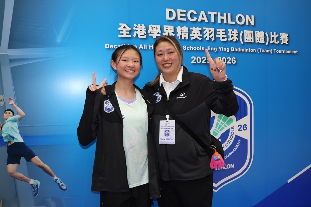 前香港羽毛球名將官惠慈(右)坦言會全力支持女兒周雯慈(左)行羽毛球的路。徐嘉華攝 前香港羽毛球名將官惠慈(右)坦言會全力支持女兒周雯慈(左)行羽毛球的路。徐嘉華攝