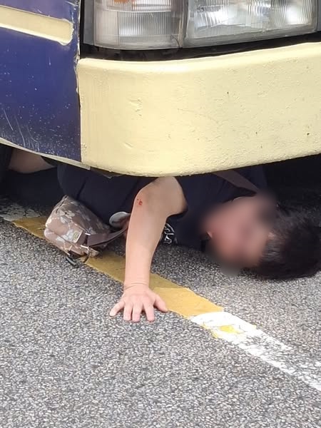 女子被捲入車底。ＦＢ香港突發事故報料區及討論區
