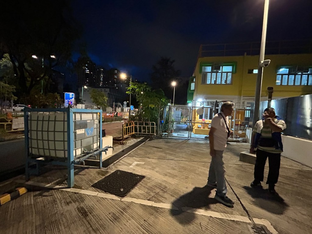 水務署於顯發邨放置3個水箱予市民取用。曾志恒攝