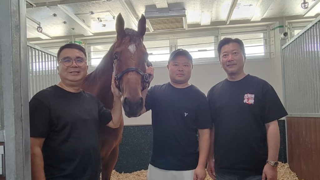 「遨遊」系馬主程俊華（中）。