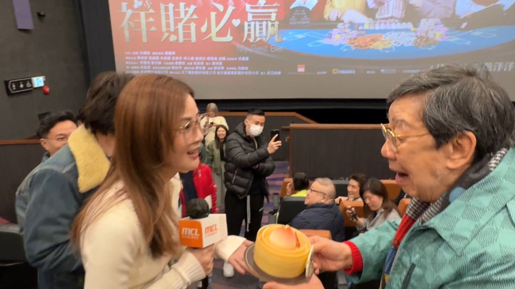 修哥見到阿Sa驚喜現身,仿佛要唱「為何突然襲擊我」。 修哥見到阿Sa驚喜現身,仿佛要唱「為何突然襲擊我」。