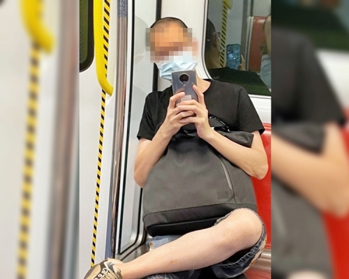 港女與朋友乘搭港鐵，疑被坐對面的男子以手機偷拍。「真.屯門友」FB圖片