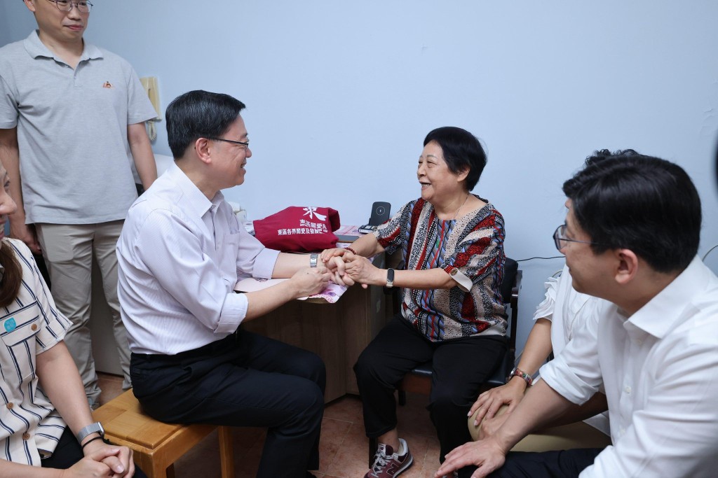 李家超在觀塘及東區探訪了多個獨老及雙老住戶。李家超FB圖片 李家超在觀塘及東區探訪了多個獨老及雙老住戶。李家超FB圖片