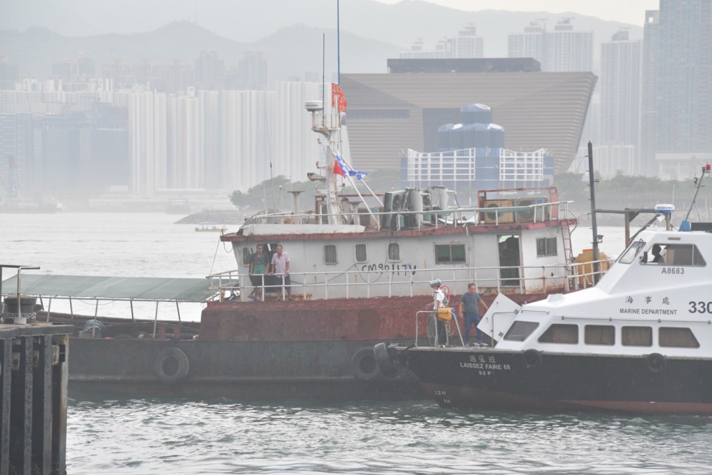 肇事貨船（圖左）泊在碼頭對開海面。楊偉亨攝