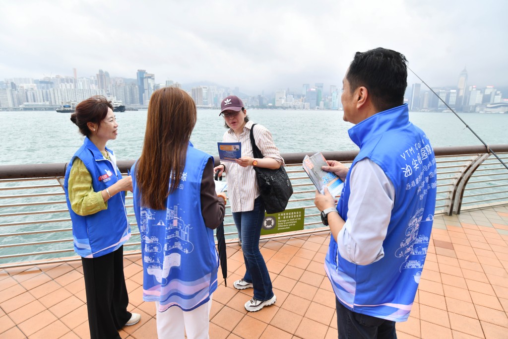 油尖旺區關愛隊向市民派發宣傳單張,提醒遇上惡劣天氣時首要顧及人身安全。 油尖旺區關愛隊向市民派發宣傳單張,提醒遇上惡劣天氣時首要顧及人身安全。
