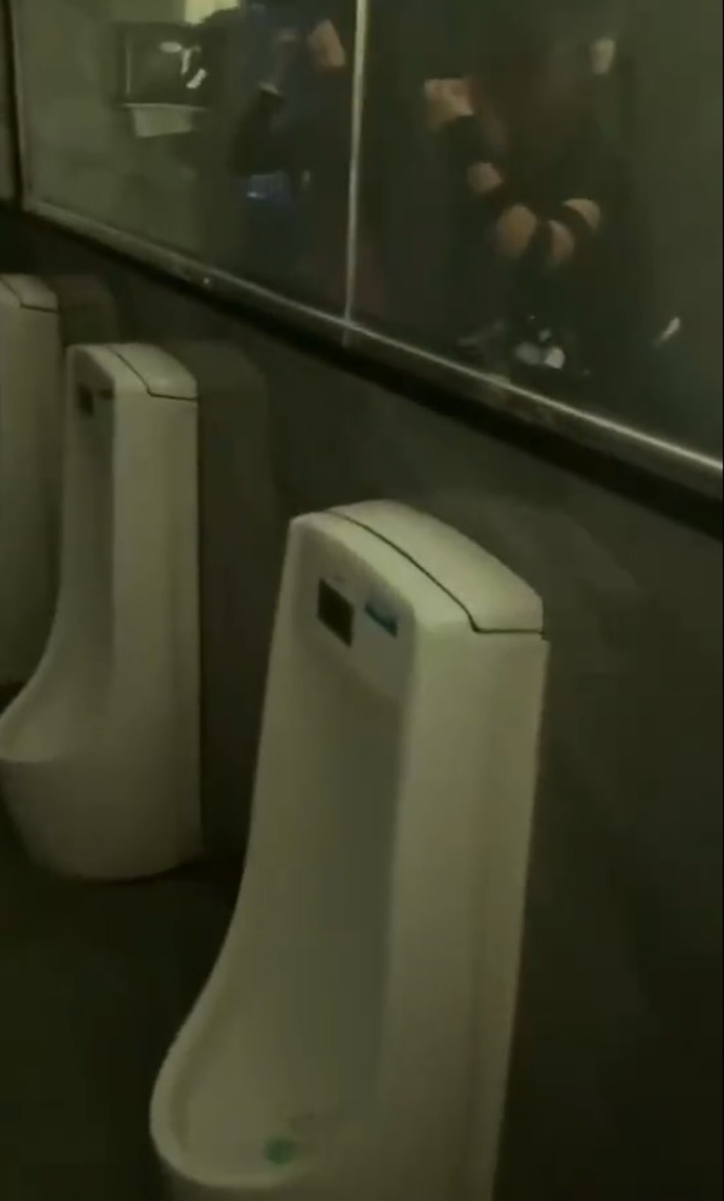 男士洗手间的「尿兜」前亦装有一面玻璃，惟透过该玻璃，能看到对面女士洗手台的情况。微博图