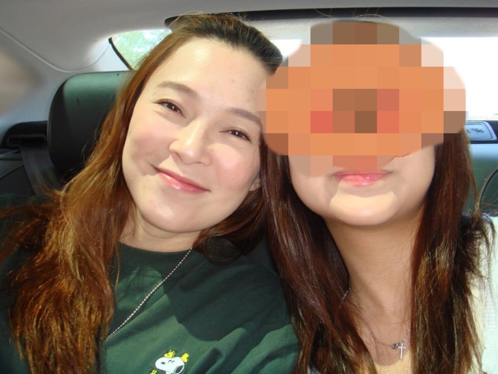 歐倩怡與女兒在車廂內親密頭貼頭合照,更曝光了女兒圓潤飽滿的下半邊面。 歐倩怡與女兒在車廂內親密頭貼頭合照,更曝光了女兒圓潤飽滿的下半邊面。