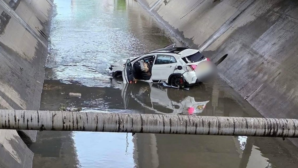 平治失事墮兩米下明渠,司機不知所終。Fb 車cam L(香港群組) 