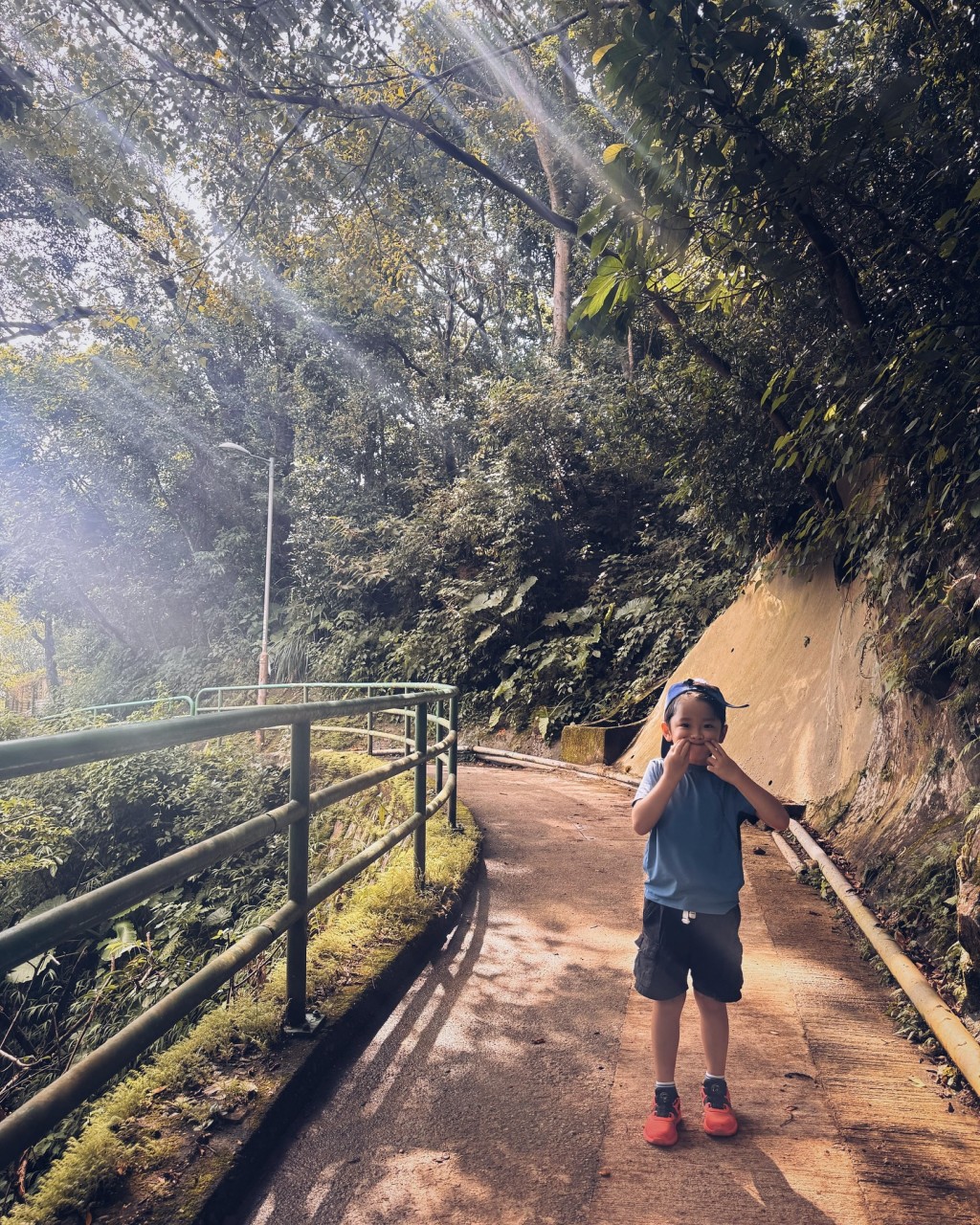 陳凱琳大仔一直想陪媽咪行山，大仔卻見媽咪與友人行山回家，竟沒有叫醒他同行。