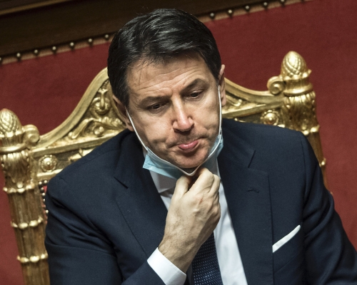 意大利總理孔特於不信任投票中順利過關，保住總理地位。AP圖片
