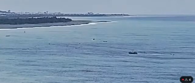 地震後,舢舨被捲入海底。 地震後,舢舨被捲入海底。