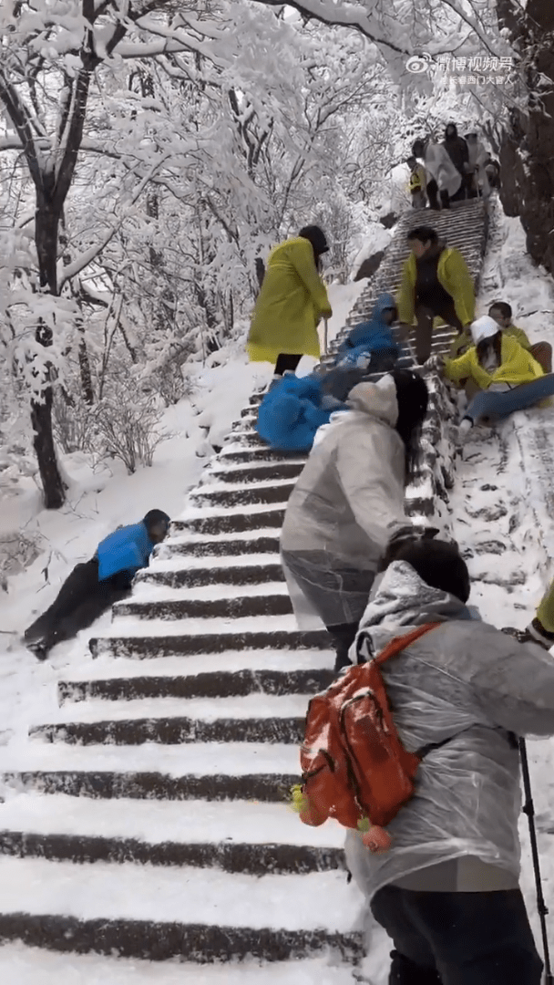 有遊客滑出山道外。（微博）