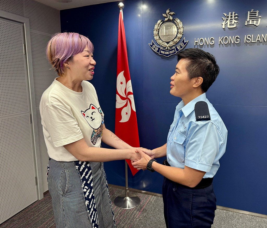 吳女士向冒險尋獲其父親的警員周安琪致謝。 吳女士向冒險尋獲其父親的警員周安琪致謝。