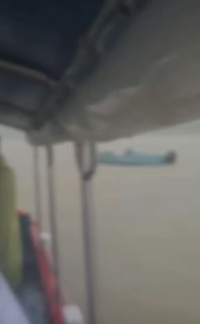 有船隻經過，船上市民發現對面舢上有人暈倒。fb「將軍澳主場」影片截圖