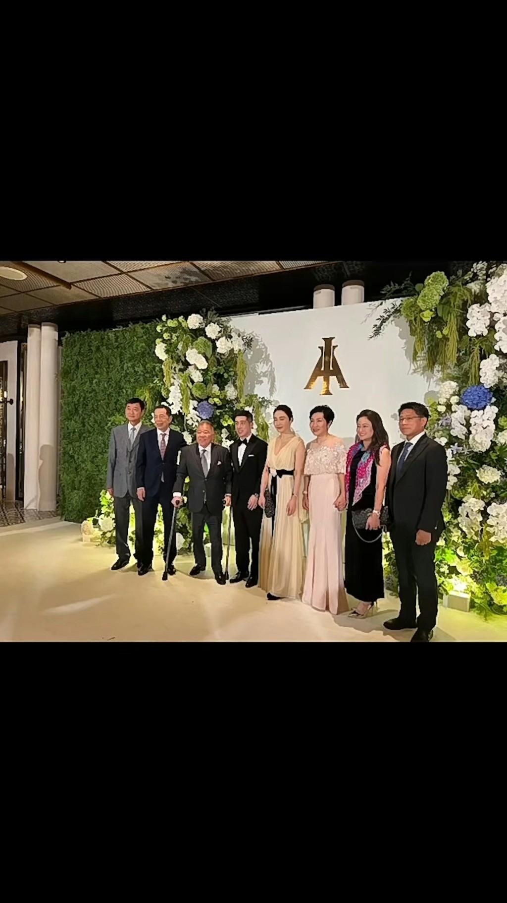 汤镇业与前妻姜坤的大女汤爱嘉上月举行婚礼，近日有更多片段流出，原来黎姿（现名马黎珈而）罕有与富商老公马廷强结伴出席！