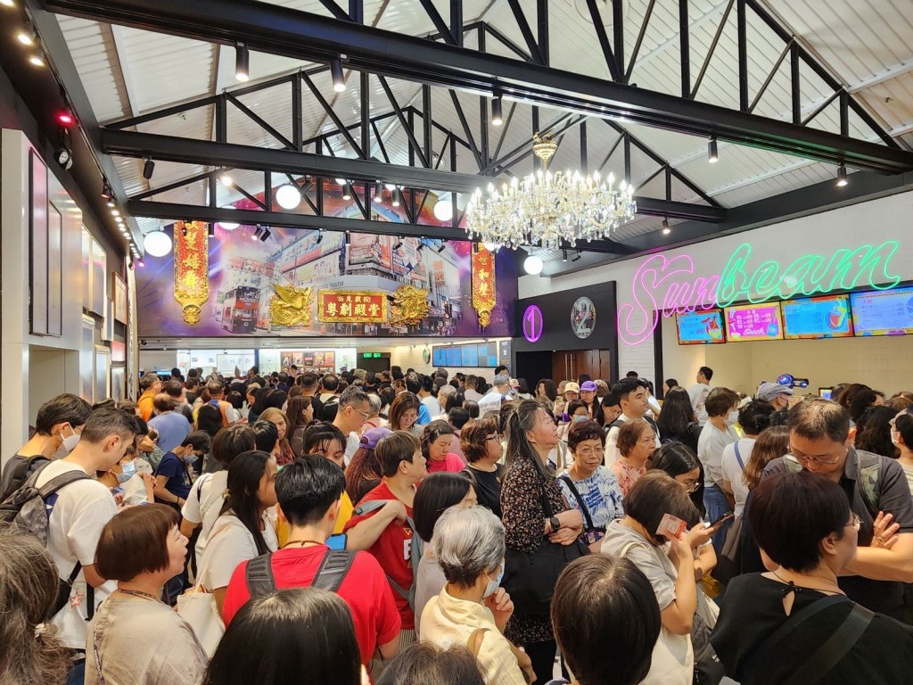 李居明大師預測明年丙午馬年雖然變數極多,但火多大利電影業會有復甦,希望新光黃埔能為香港市民帶來豐盛娛樂文化活動。 李居明大師預測明年丙午馬年雖然變數極多,但火多大利電影業會有復甦,希望新光黃埔能為香港市民帶來豐盛娛樂文化活動。