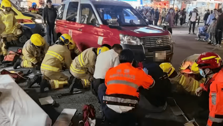 警方消防接報趕至將女子救出。FB：車cam L（香港群組）