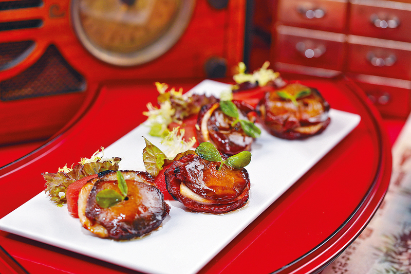 傳統蜜餞金錢雞以雞肝和金華火腿夾?甘香冰肉,再用長鐵針串起燒香,狀如金錢,味道及意頭俱佳。