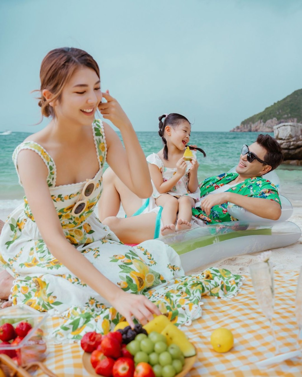 單文柔亦有在IG貼出經過P圖的沙灘家庭照。