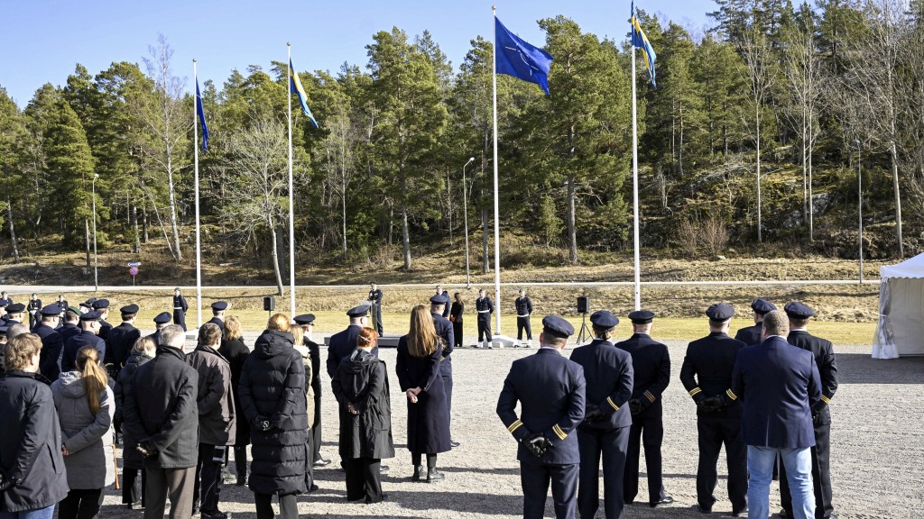 瑞典穆斯科海軍基地舉行升起北約旗幟的儀式。 路透社