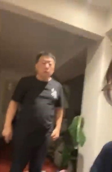 王志安在鏡頭前要求李汀離開。 王志安在鏡頭前要求李汀離開。