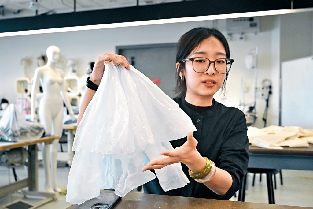 林美心向入圍小學生介紹環保服飾材料的創新運用,例如把膠袋材質轉化為公主裙擺。 林美心向入圍小學生介紹環保服飾材料的創新運用,例如把膠袋材質轉化為公主裙擺。