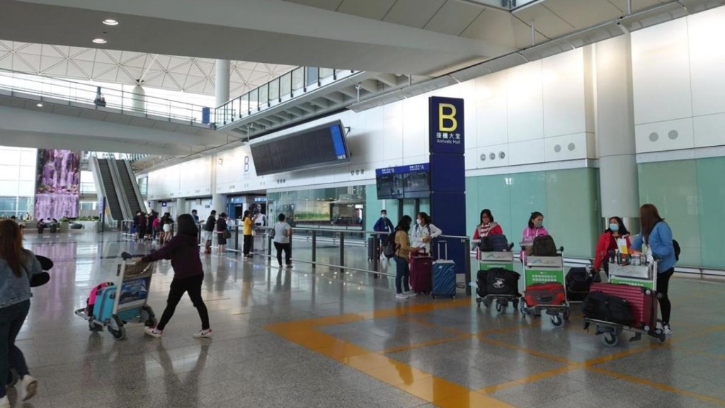 本港新增7286宗確診輸入個案激增至614宗創新高,另多11名患者離世。資料圖片