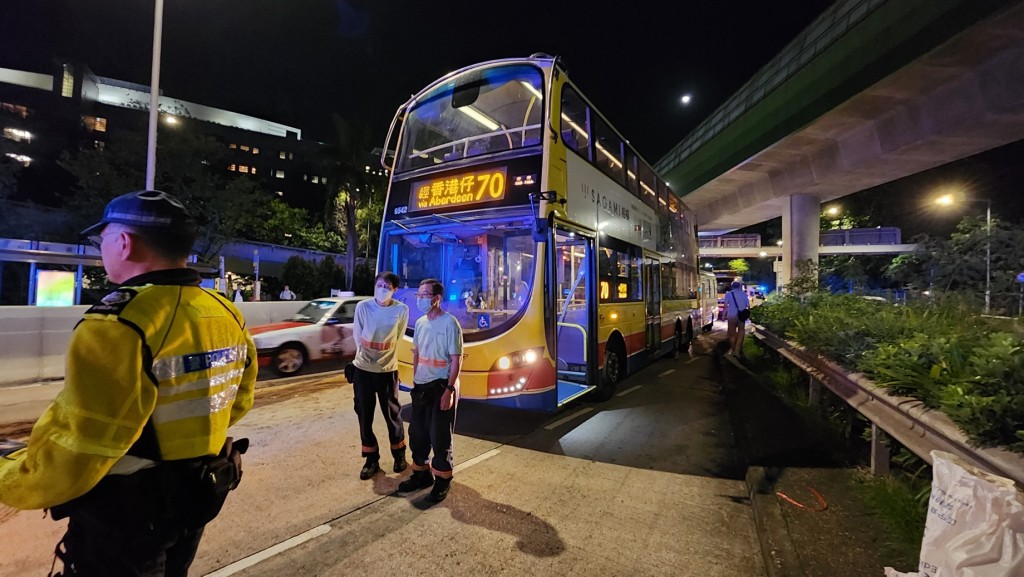 小巴疑收掣不及撞向巴士車尾。黃文威攝