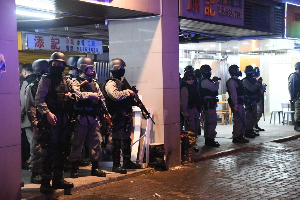 警察持槍戒備